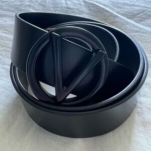 Brand new Women’s Valentino Belt 

Worn once, size Medium!